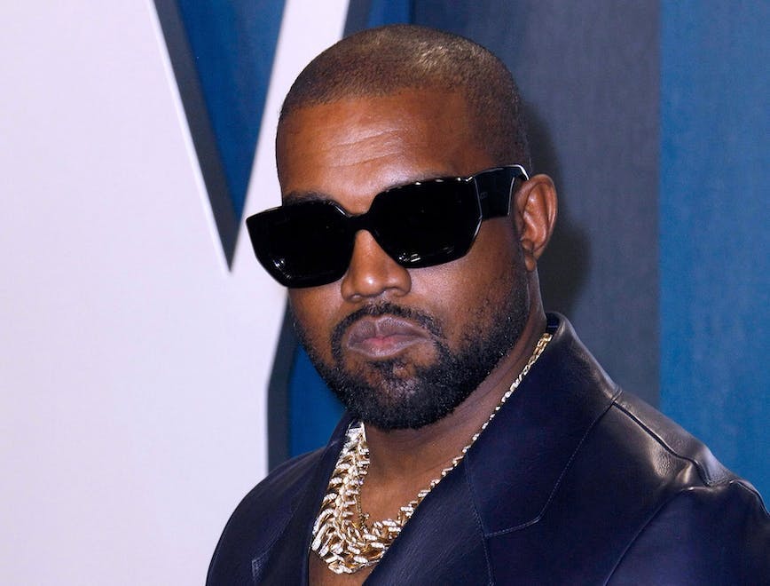 09 2020 87175136 alone angeles arrivals awards black chain chunky fair fashion feb gold headshot jewellery kanye los male music necklace not-performing oscar oscars party personality sunglasses usa vanity west accessories accessory person human face