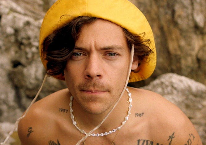 pearl necklace men Harry Styles