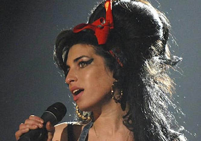 amy winehouse singing in the microphone