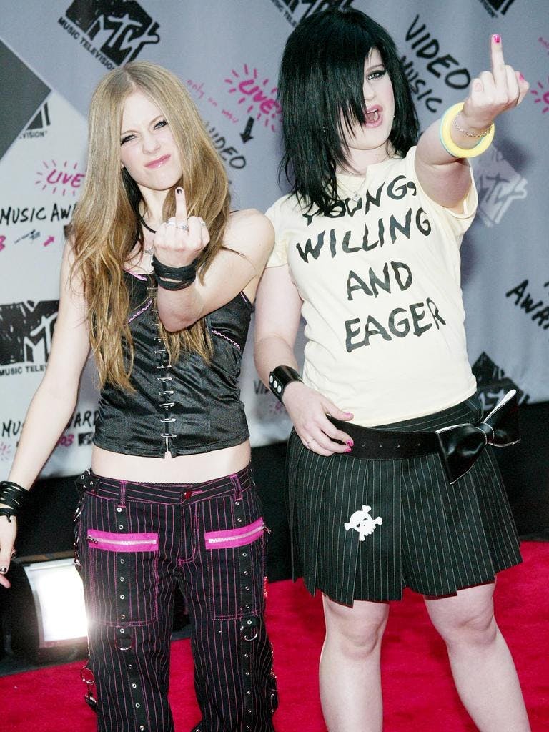 Avril Lavigne and Kelly Osbourne at the 2003 VMAs, Avril wearing a black top and pink and black pants and Osbourne wearing a t shirt and skirt