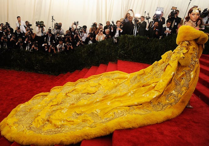 Rihanna wears gorgeous yellow gown to 2015 Met Gala