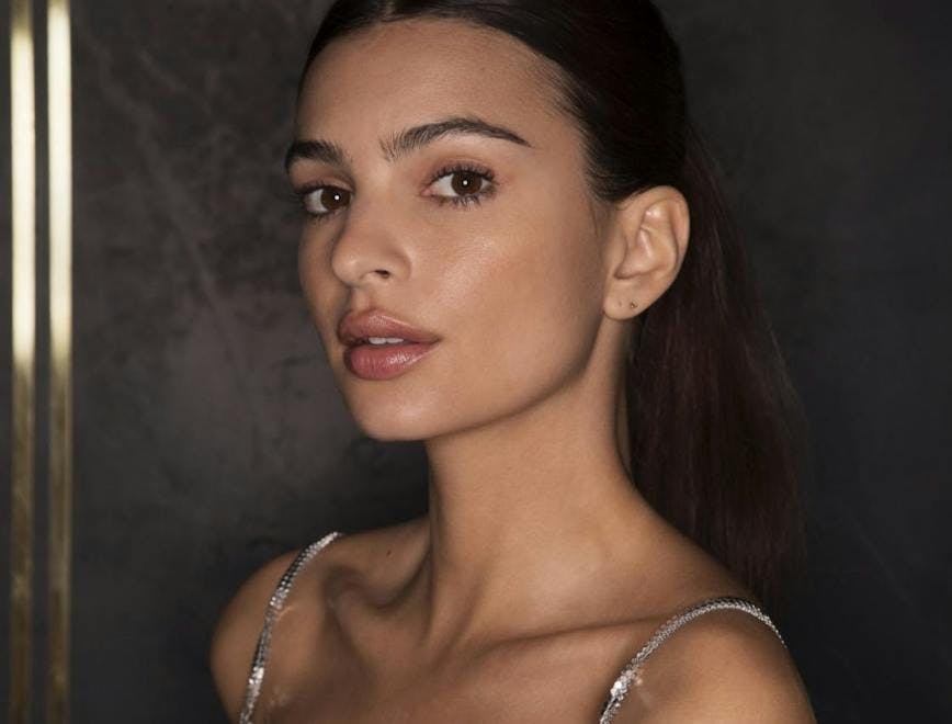 A photo of model and actress Emily Ratajkowski with natural makeup.