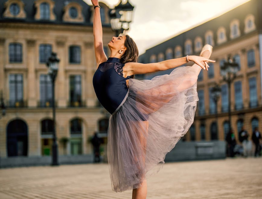 A dancer on pointe balletcore trend