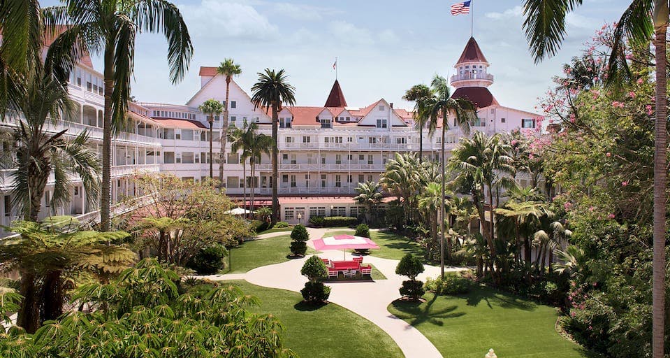 image of exterior of hotel del coronado