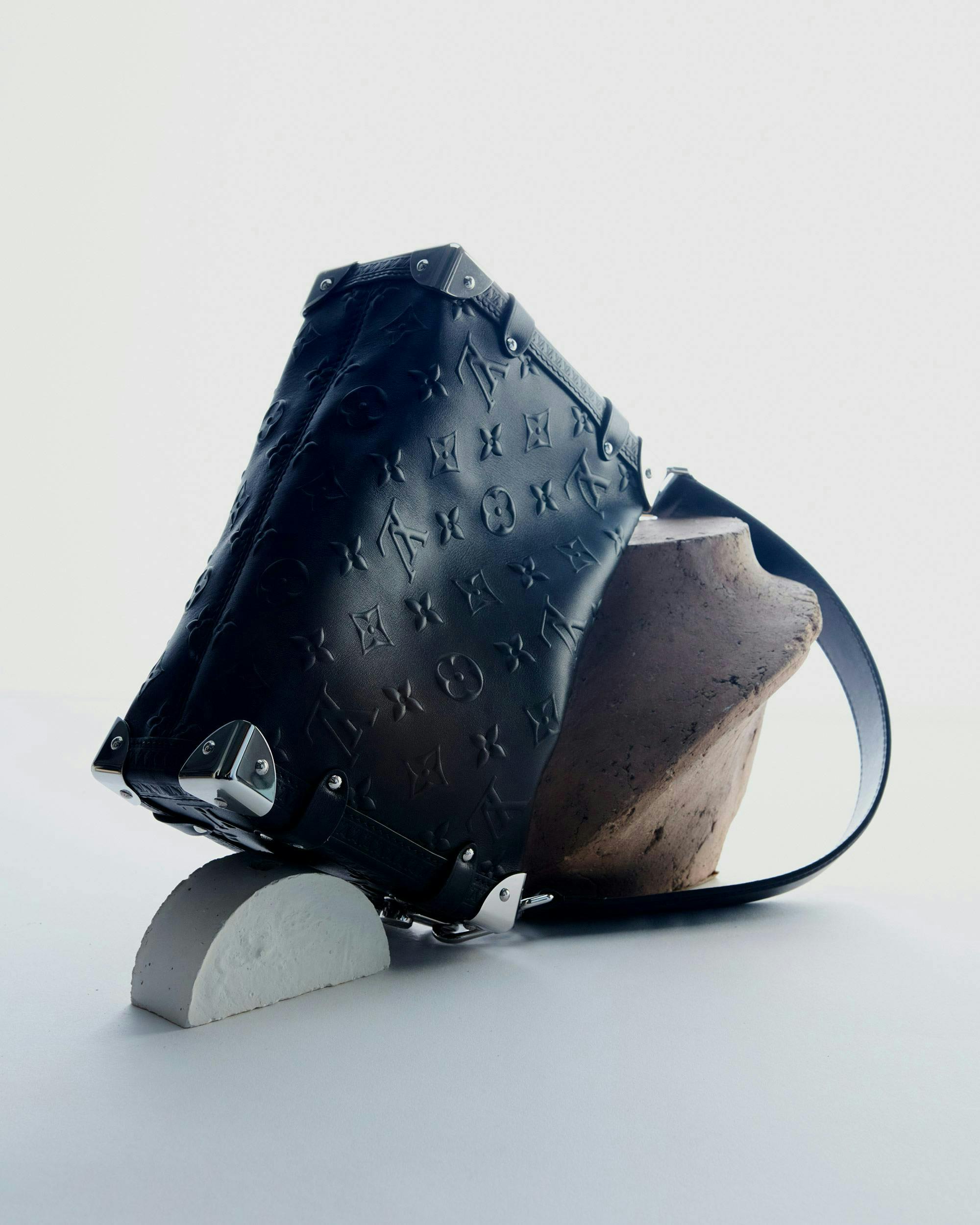 Túi đeo hông Louis Vuitton màu đen trên nền trắng