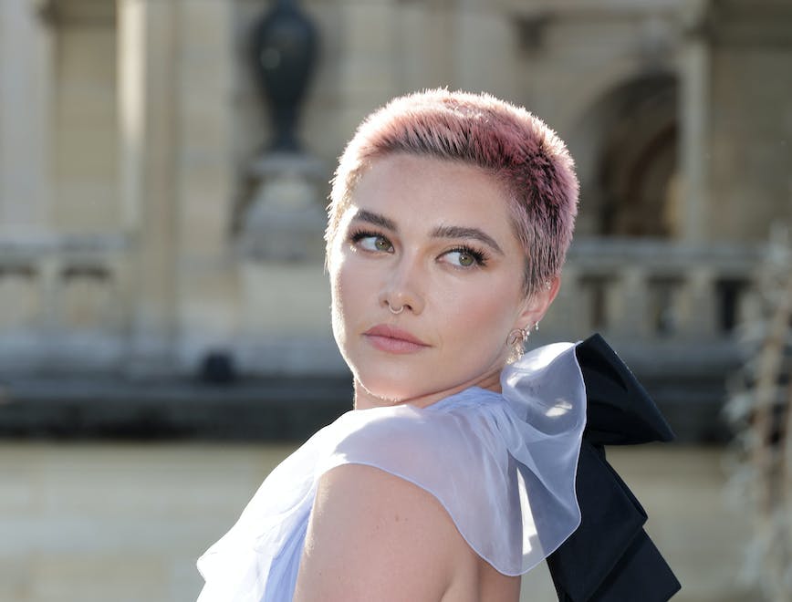 Florence Pugh dyes her hair pink for the Valentino Haute Couture Fall/Winter 2023 show.