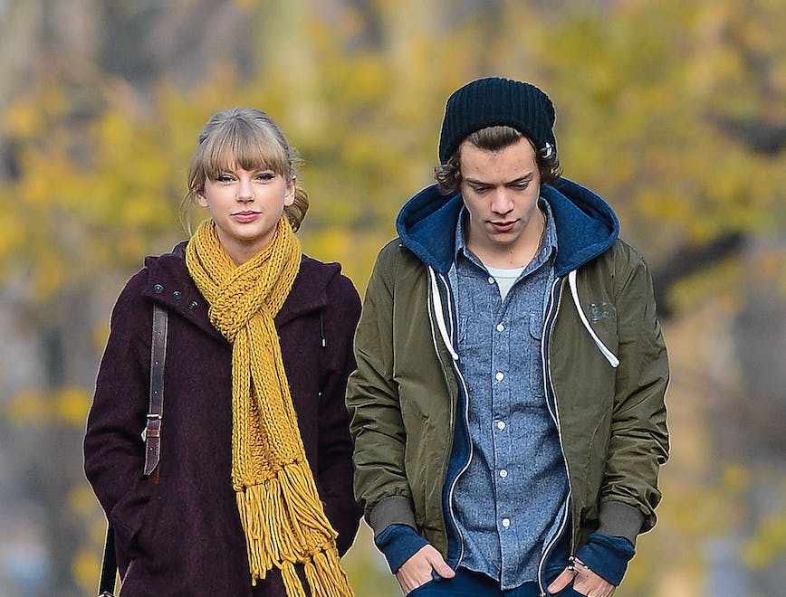 taylor swift and harry styles walking in a park